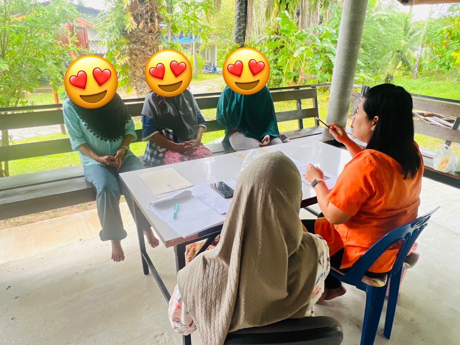 พช.ตะกั่วทุ่ง ให้คำแนะนำการเขียนโครงการขอรับการสนับสนุนกองทุนพัฒนาบทบาทสตรี ประเภทเงินทุนหมุนเวียน (เงินกู้)