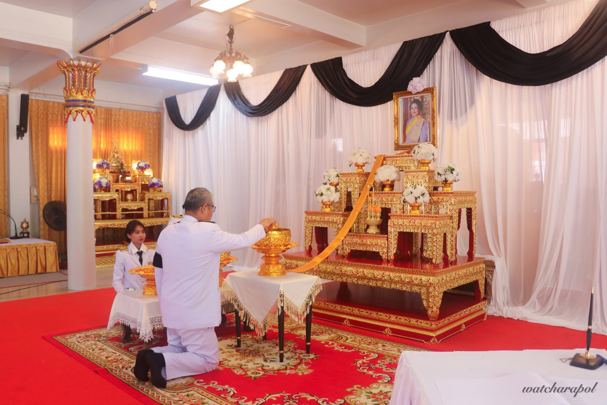 พช.ตะกั่วทุ่ง ร่วมพิธีถวายน้ำสรงพระบรมศพ เบื้องหน้าพระฉายาลักษณ์ สมเด็จพระนางเจ้าสิริกิติ์ พระบรมราชินีนาถ พระบรมราชชนนีพันปีหลวง “พระผู้เสด็จสู่สวรรคาลัย”