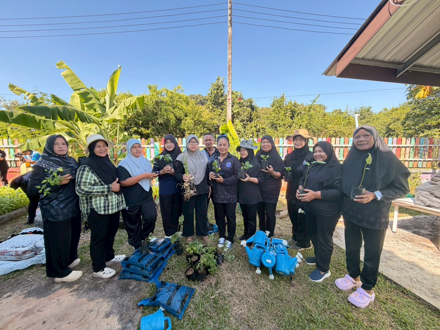 พช.ตะกั่วทุ่ง ดำเนินโครงการสร้างความมั่นคงทางอาหารในพื้นที่ศูนย์พัฒนาเด็กเล็ก และดำเนินการจัดประชุมผู้นำอาสาพัฒนาชุมชน