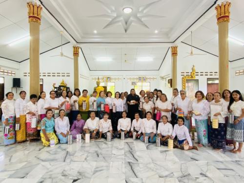 พช.ตะกั่วทุ่ง สตรีตำบลถ้ำ ร่วมใจ "หิ้วปิ่นโต โชว์ผ้าไทย"